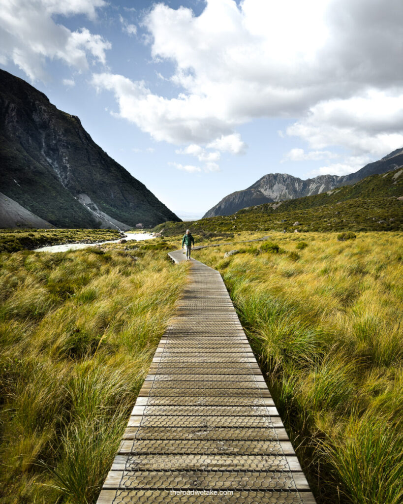 hooker valley track in new zealand's south island