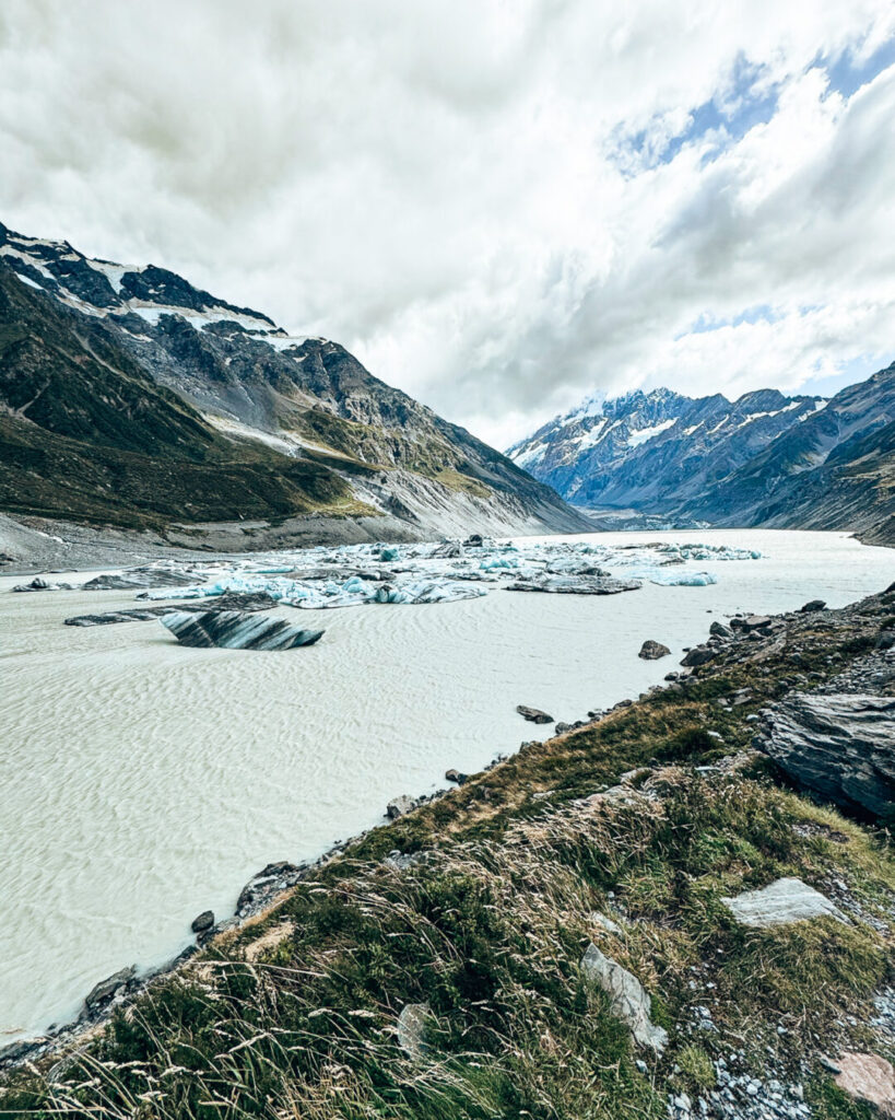 hooker lake view in new zealand